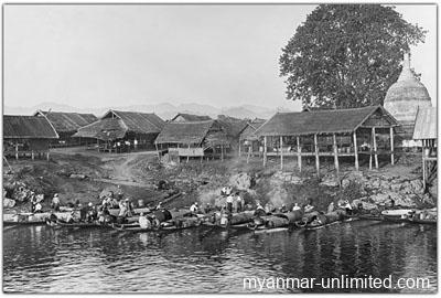 Riverside with bazaar huts in Pekon. The bazaar traders arrive with boats early in the morning @ Christine Scherman