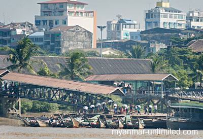 Bank of the Yangon River in Yangon. Goods for the city’s markets are being unloaded @ Birgit Neiser