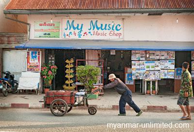 Music shop which sells mainly music CDs
@ Birgit Neiser