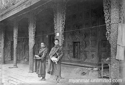 Monks in front of the Golden Palace Monastery in Mandalay
@ Christine Scherman