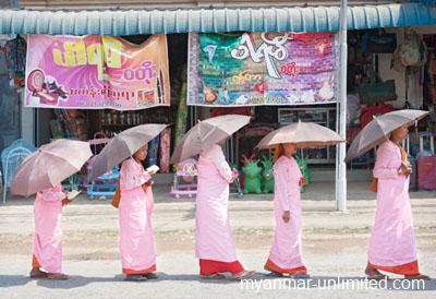 Buddhist nuns on the way to Loikaw Monastery
@ Birgit Neiser