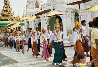 Novices decorated with golden tinsel on the way to the Shwedagon Pagoda, Yangon
@ Birgit Neiser